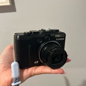 Canon Compact Digital Camera in Black with Zoom Lens